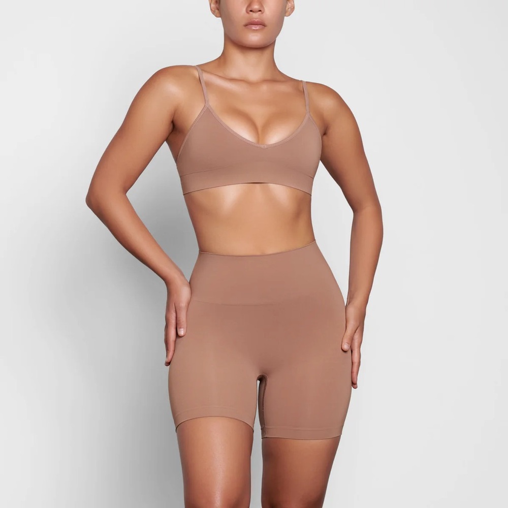 SKIMS SOFT SMOOTHING SEAMLESS SHORT SIENNA SMALL
